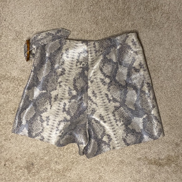 NWT Zara Faux Snakeskin Shorts Size Small - Picture 2 of 4